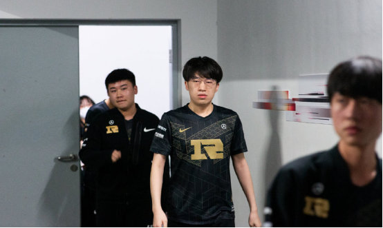 更是因为他 更是因为他